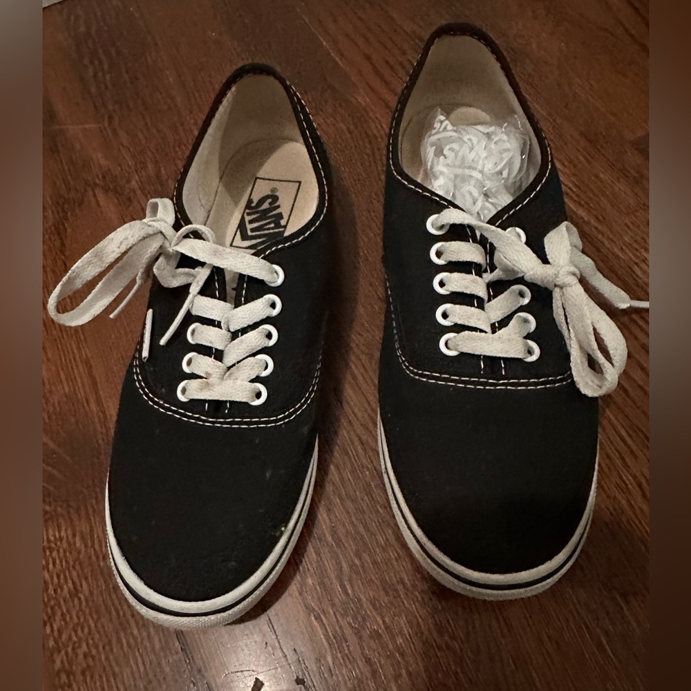 Vans size 5.5 in Men’s 7 in Women’s